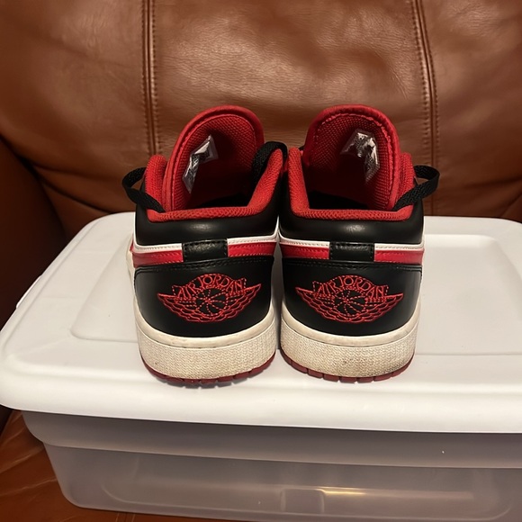 Jordan one low top gym, red black-and-white size 9 1/2 - Picture 3 of 3